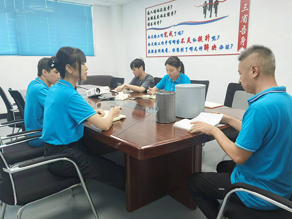 滤哥工程师为团队做相关培训：精益求精才能做到最好